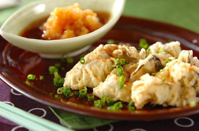 サックリふわふわに揚げられた牡蠣の天ぷらと、添えられている大根おろし入りの柚子醤油