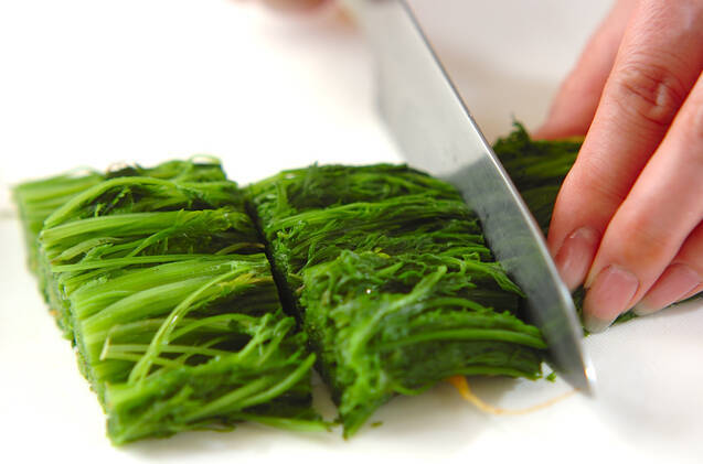 黒い手打ちうどんの作り方の手順4