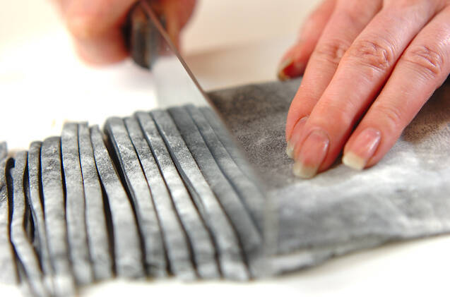 黒い手打ちうどんの作り方の手順5