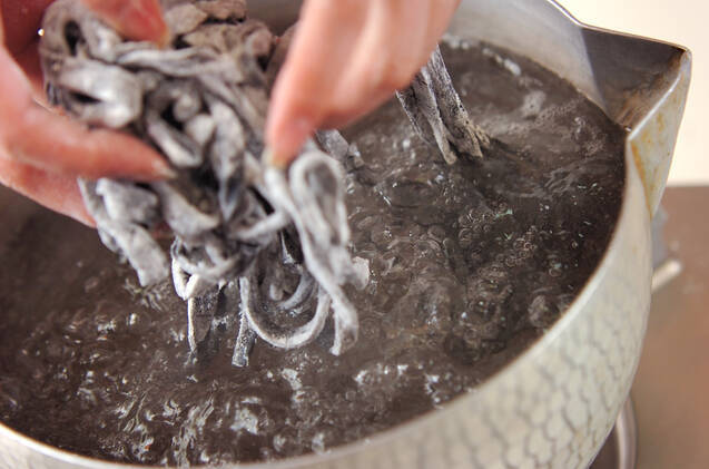 黒い手打ちうどんの作り方の手順6