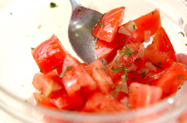 トマトの玉ネギドレッシングの作り方の手順2