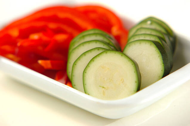 チキンと夏野菜の蒸し麺の作り方の手順1