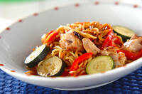 チキンと夏野菜の蒸し麺