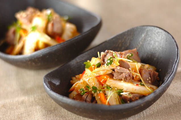 黒い器に盛られているすなぎもと白菜のピリ辛和え