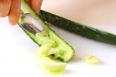キュウリとエビの炒め煮の下準備1