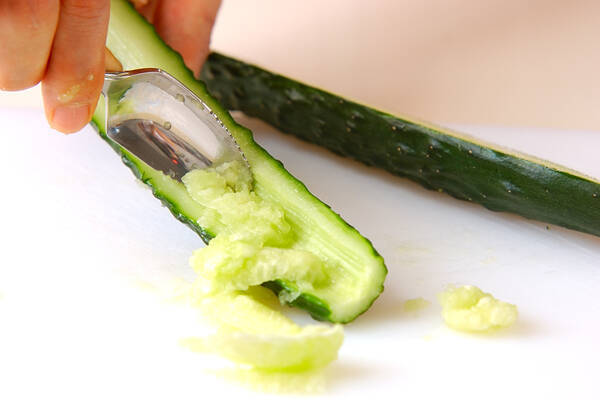 キュウリとエビの炒め煮の作り方の手順1