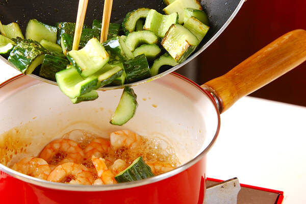 キュウリとエビの炒め煮の作り方の手順4