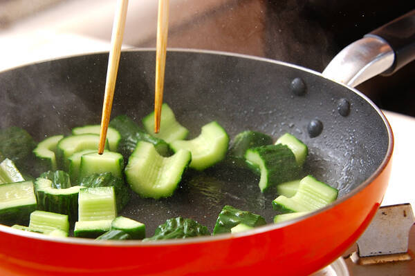 キュウリとエビの炒め煮の作り方の手順1