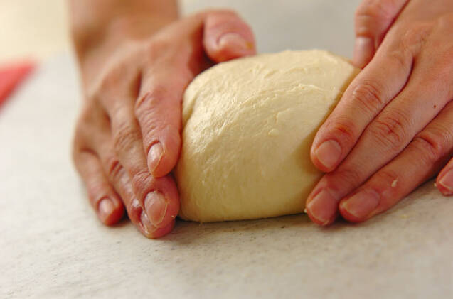 炒め玉ネギとベーコンのパンの作り方の手順3