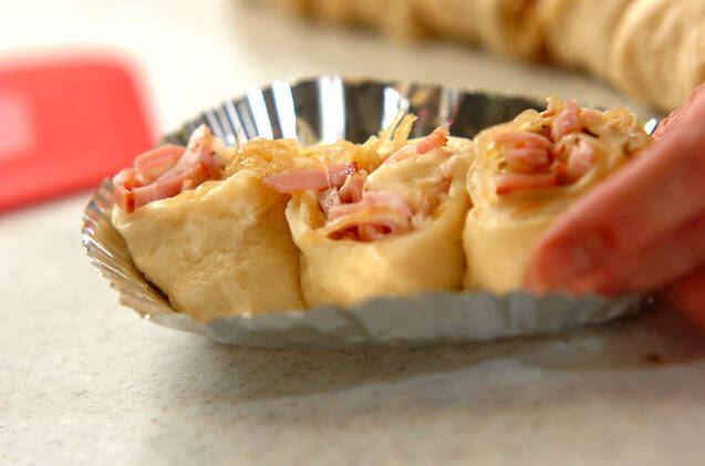 炒め玉ネギとベーコンのパンの作り方の手順5