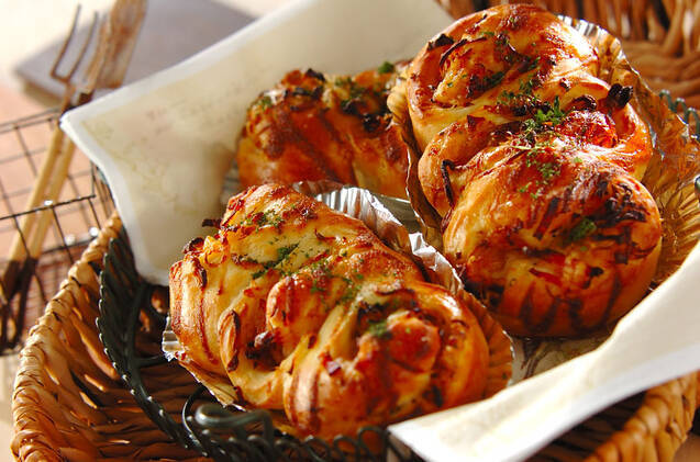 かごに盛られた炒め玉ねぎとベーコンのパン