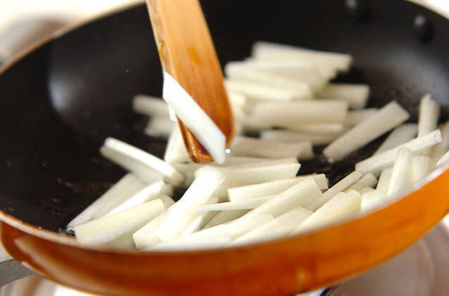 ウドのピリ辛佃煮の作り方の手順2