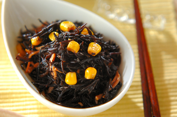 白い器に盛られたひじきとコーンのバターしょうゆ炒め