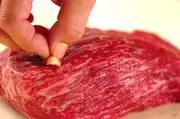 炊飯器で簡単失敗なし！絶品ローストビーフの下準備2