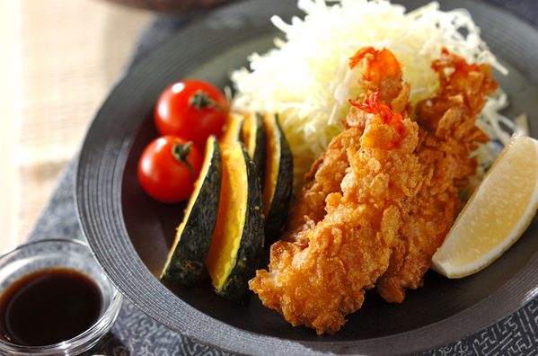 黒の丸皿にえびのサクサクフレークフライが盛られている