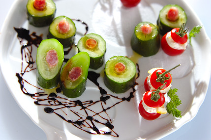 キュウリの粗びきサラミ詰め