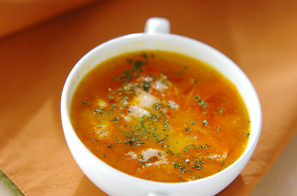 白いスープカップに入ったスライスにんじんのコンソメスープ