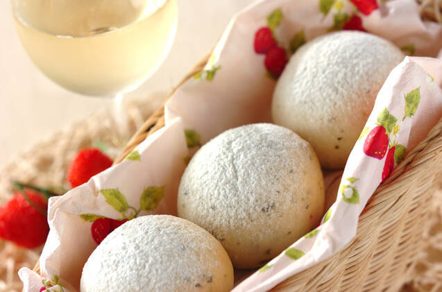 バスケットに入ったバジルとクリームチーズのプチ白パン