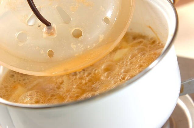 里芋と豚バラ肉のみそ煮の作り方の手順5