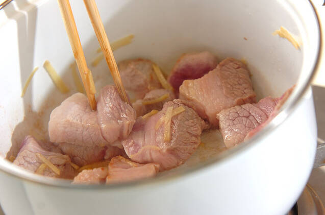 里芋と豚バラ肉のみそ煮の作り方の手順4