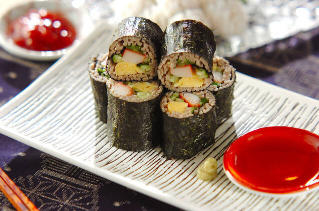 長方形の和風のお皿に盛られたそばのまき寿司