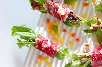 グリーンサラダの生ハムロール