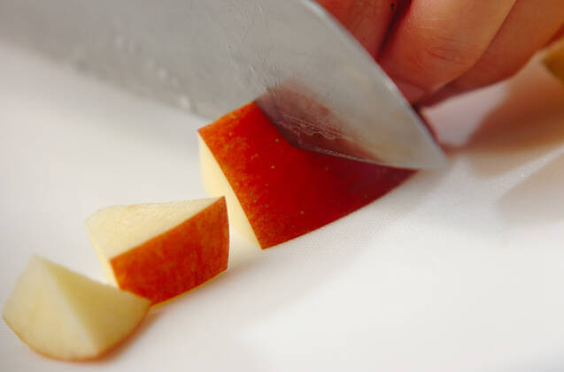 リンゴの赤ワインコンポートの作り方の手順1