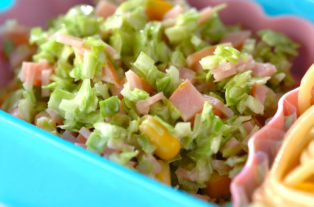 青い容器に盛り付けたキャベツのコールスローサラダ