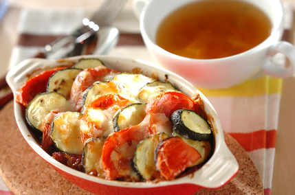 夏野菜グラタンとコンソメスープ