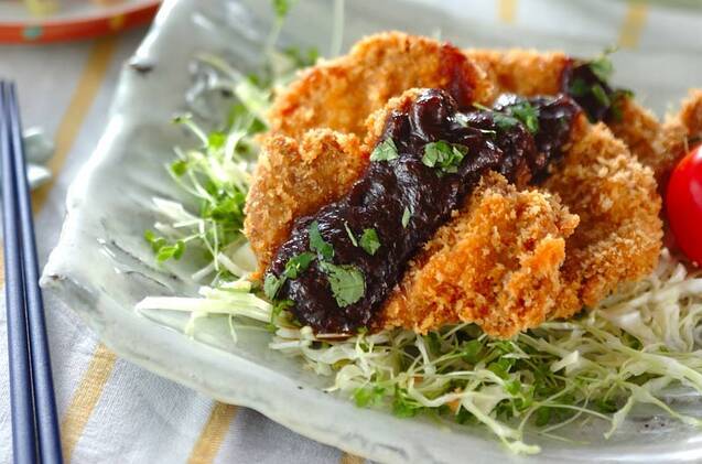 角皿に盛り付けられた木の芽味噌ダレとんかつ