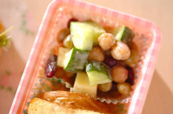 ミックスビーンズとチーズのサラダ