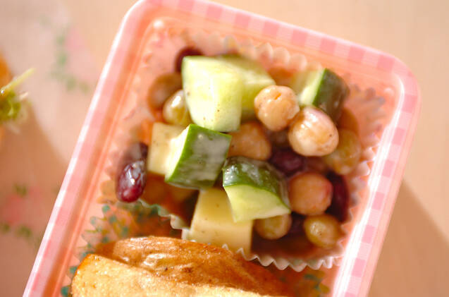 ミックスビーンズとチーズのサラダ