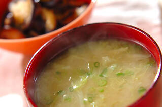 芯もおいしい！キャベツのみそ汁