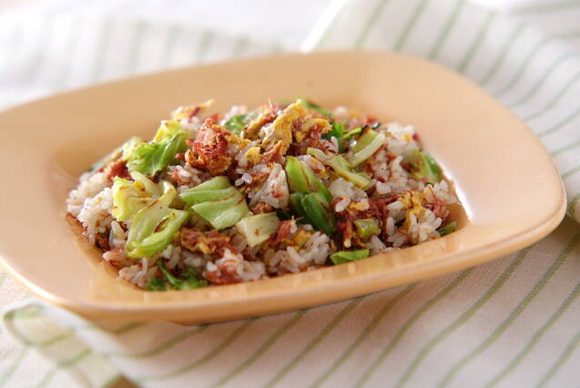 オレンジ色の皿に盛られたコンビーフの卵チャーハン