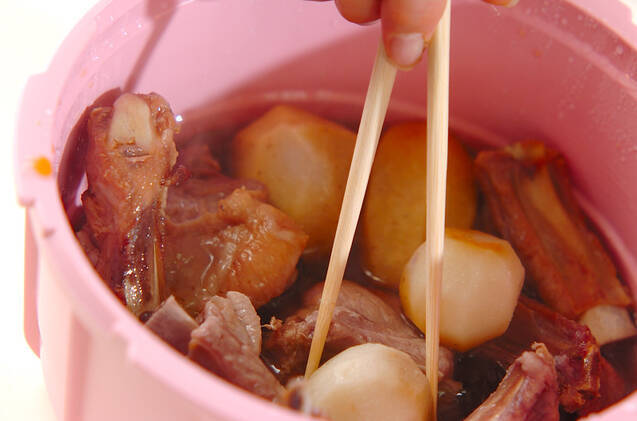 レンジ圧力鍋で骨付き豚バラ肉と赤目芋の照り煮の作り方の手順6