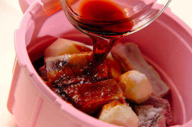 レンジ圧力鍋で骨付き豚バラ肉と赤目芋の照り煮の作り方の手順5