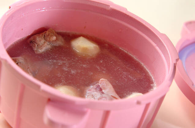 レンジ圧力鍋で骨付き豚バラ肉と赤目芋の照り煮の作り方の手順4