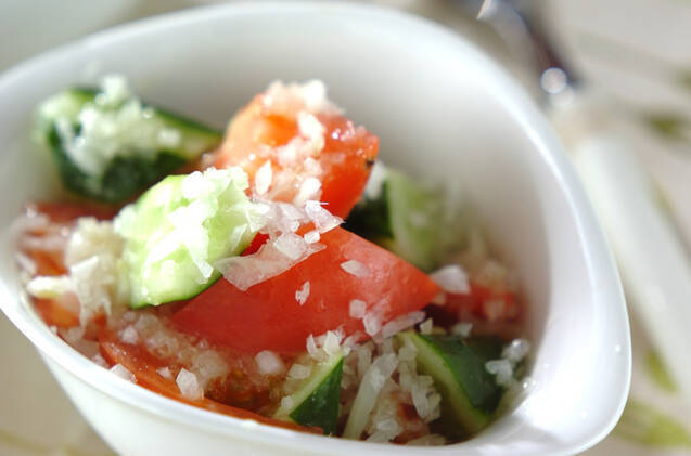 白い小鉢に盛られたトマトときゅうりのサラダ