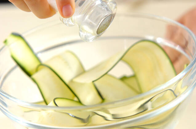 ズッキーニとスモークサーモンのピンチョスの作り方の手順1