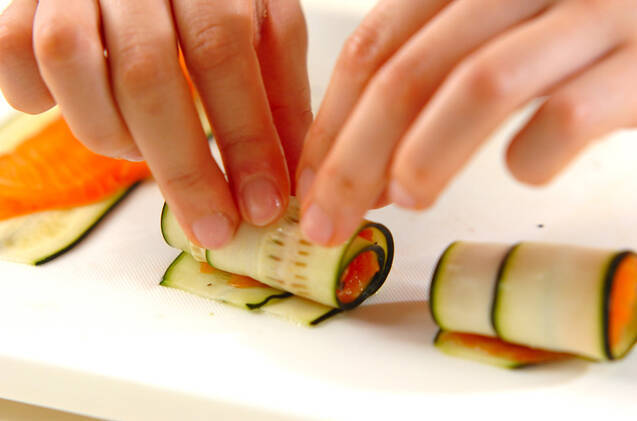 ズッキーニとスモークサーモンのピンチョスの作り方の手順2