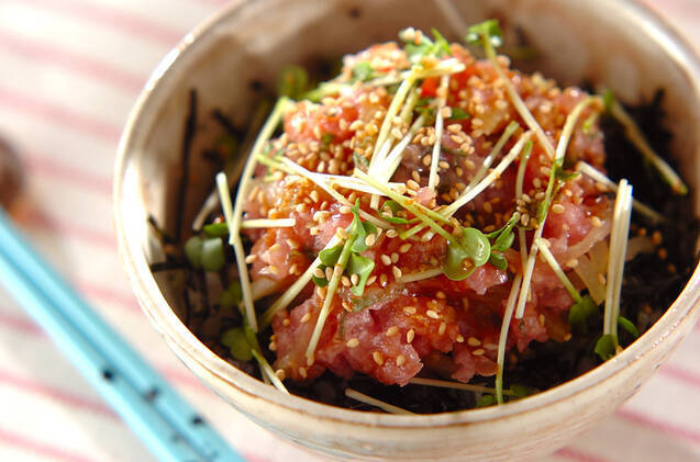 かいわれ大根がトッピングされているトロたく丼
