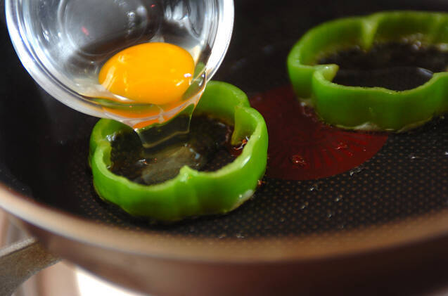 ピーマンの目玉焼きの作り方の手順1