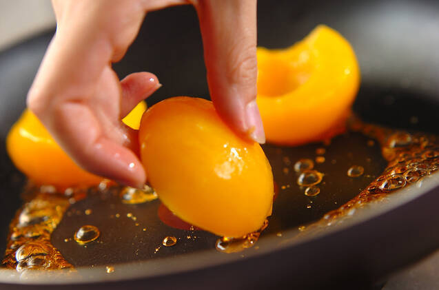 黄桃のカラメリゼの作り方の手順1
