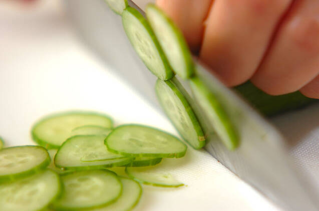 キュウリとエノキの酢の物の作り方の手順1