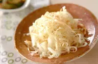 玉ネギとサキイカの和風サラダ