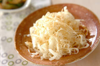 玉ネギとサキイカの和風サラダ