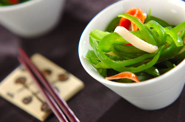 白の器に入ったピーマンとカニカマのおひたし