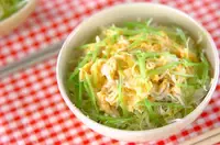 シラスとキヌサヤの卵丼