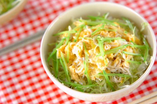 白い丼に盛り付けたしらすとキヌサヤの卵丼