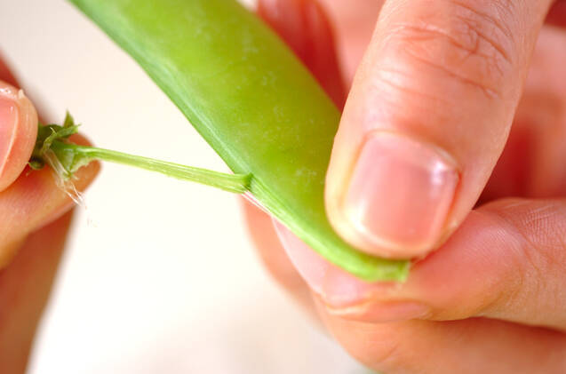 シラスとキヌサヤの卵丼の作り方の手順1